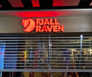 Fjall Raven 3D illuminated _ fabricated retail 2
